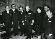 Fotografia de Américo Tomás no Palácio de Belém, recebendo em audiência um grupo atores do Teatro Nacional