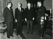 Fotografia de Américo Tomás no Palácio de Belém, recebendo em audiência o comandante do navio-escola brasileiro Custódio de Melo