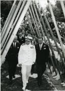 Fotografia de Américo Tomás, acompanhado por Alfredo Rodrigues dos Santos Júnior, saudando a população em Caminha, por ocasião da visita efetuada a Valença, no Minho.