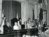 Fotografia de Américo Tomás ouvindo o discurso de José Augusto da Costa Almeida na Câmara Municipal de  Lourenço Marques, por ocasião da visita de estado efetuada a Moçambique