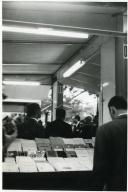 Fotografia de Américo Tomás na Avenida da Liberdade, por ocasião da abertura da Feira do Livro de Lisboa