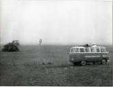 Fotografia de Américo Tomás observando a paisagem africana no Parque Nacional da Gorongosa, por ocasião da visita de estado efetuada a Moçambique