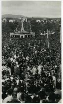 Fotografia dum grupo de peregrinos no Santuário de Fátima por ocasião da cerimónia da coroação solene da imagem de Nossa Senhora de Fátima