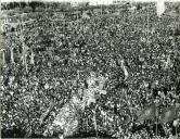 Fotografia panorâmica da multidão na Praça Mouzinho de Albuquerque em Lourenço Marques, por ocasião da visita de estado efetuada por Américo Tomás a Moçambique
