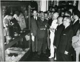 Fotografia de Américo Tomás, acompanhado por Alfredo Rodrigues dos Santos Júnior, por ocasião da visita efetuada ao Museu de Etnologia do Porto