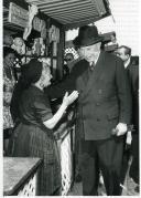 Fotografia de Américo Tomás no Museu de Arte Popular, por ocasião de uma visita efetuada à Feira de Artesanato