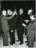 Fotografia de Américo Tomás, acompanhado por Eduardo de Arantes e Oliveira, em Valada do Ribatejo, atribuindo uma condecoração a Pedro Teixeira Pereira, por ocasião da inauguração da estrutura de captação de águas do rio Tejo