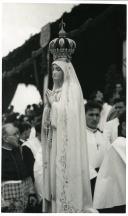 Fotografia da imagem de Nossa Senhora do Rosário de Fátima por ocasião da cerimónia da coroação solene da sua imagem pelo legado papal Benedetto Aloisi Masella