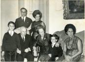 Fotografia de Américo Tomás e Gertrudes Tomás, com as filhas e netos