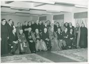 Fotografia de Américo Tomás acompanhado por vários membro do governo, nomeadamente por José João Gonçalves de Proença, Augusto Peixoto Correia, entre outros, por ocasião de um jantar de homenagem oferecido ao Cardeal José da Costa Nunes 