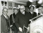 Fotografia de Américo Tomás nos estaleiros da Sociedade Anónima de Combustíveis e Óleos Refinados (SACOR), por ocasião da visita aos petroleiros Rocas e Sacor