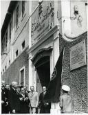 Fotografia de Américo Tomás descerrando a lápide comemorativa do 1.º centenário da fundação do Albergue dos Inválidos do Trabalho