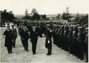 Fotografia de Américo Tomás e Manuel Maria Sarmento Rodrigues, por ocasião da abertura solene do ano lectivo da Escola Naval, no Alfeite em Almada.