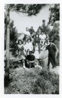 Fotografia de Maria Natália e Maria Madalena, filhas de Américo Tomás, com familiares e amigos durante um passeio na Lagoa Azul, em Sintra