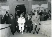 Fotografia de Américo Tomás, acompanhado por Alfredo Rodrigues dos Santos Júnior, no Museu de Etnografia e História da Junta Distrital do Porto, por ocasião da visita oficial efetuada ao norte do país