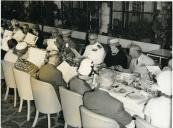 Fotografia de Américo Tomás, acompanhado por Gertrudes Rodrigues Tomás e por António Augusto Peixoto Correia, durante uma almoço no Hotel Polana em, Lourenço Marques, atualmente designada Maputo, por ocasião da visita de estado efetuada a Moçambique