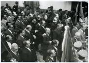 Fotografia de Américo Tomás, acompanhado por Alfredo Rodrigues dos Santos Júnior, em Alijó, por ocasião da visita oficial efetuada ao norte de Portugal