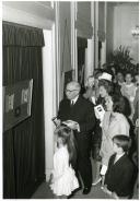 Fotografia de Américo Tomás no Secretariado Nacional de Informação, presidindo à inauguração de uma exposição de miniaturas da autoria de Lena Perestrelo