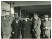 Fotografia de Fernando dos Santos Costa, acompanhado por diversos membros do Governo, no Aeroporto da Portela, em Lisboa, assistindo à partida de Dwight D. Eisenhower após a sua participação numa reunião da Organização do Tratado do Atlântico Norte (OTAN-NATO)