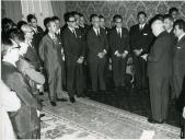 Fotografia de Américo Tomás no Palácio Nacional de Belém, recebendo em audiência as Delegações dos Jogos Desportivos Luso-brasileiros