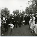 Fotografia de Américo Tomás em Sacavém, acompanhado por José João Gonçalves de Proença e por Inocêncio Galvão Teles, por ocasião da inauguração do Bairro da SACOR