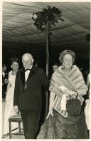 Fotografia de Américo Tomás, acompanhado por Gertrudes Rodrigues Tomás, em Ribafria por ocasião da festa de apresentação de 100 raparigas à sociedade