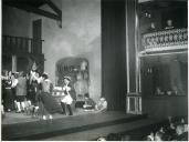 Fotografia de Américo Tomás acompanhado por Gertrudes Rodrigues Tomás no Teatro Avenida, assistindo à estreia da peça "O Motim"