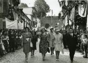 Fotografia de Gertrudes Rodrigues Tomás saudando a população de Valença, por ocasião da visita realizada ao norte do país