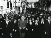Fotografia de Américo Tomás, acompanhado por Eduardo de Arantes e Oliveira, por ocasião da visita efetuada a Miranda do Douro