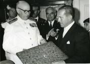 Fotografia de Américo Tomás recebendo um presente em Caminha durante uma visita ao norte do país