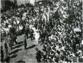 Fotografia de Américo Tomás, acompanhado por Alfredo Rodrigues dos Santos Júnior, em Faro, por ocasião da visita oficial efetuada ao Algarve