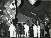 Fotografia de Américo Tomás, acompanhado por Gertrudes Rodrigues Tomás, por António Augusto Peixoto e por um grupo de religiosas no Colégio-Liceu de Nossa Senhora do Rosário em Xai-Xai, por ocasião da visita de estado efetuada a Moçambique