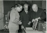 Fotografia de Américo Tomás no Palácio de Belém entregando a espada do capitão Santiago de Carvalho a representantes do Museu Militar de Lisboa 