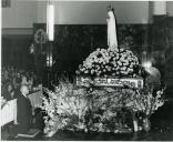 Fotografia de Américo Tomás, por ocasião da inauguração da estátua do Cristo-Rei, na Igreja de Nossa Senhora do Rosário de Fátima, em Lisboa.