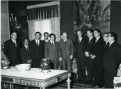 Fotografia de Américo Tomás no Palácio Nacional de Belém, recebendo em audiência as forças vivas de Mafra