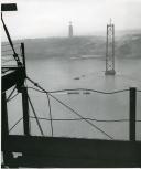 Fotografia dos pilares em construção da Ponte Salazar, atualmente denominada Ponte 25 de Abril