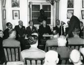 Fotografia de Américo Tomás, acompanhado por António Augusto Peixoto Correia e por Quintanilha e Mendonça Dias, presidindo à sessão solene comemorativa do 116.º aniversário do lançamento da Revista Militar