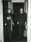 Fotografia de Américo Tomás no Palácio de de Belém, recebendo em audiência de despedida Giovanni Panico