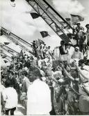 Fotografia da população com a bandeira de Portugal nas mãos, saudando Américo Tomás, por ocasião da visita de estado efetuada a Moçambique
