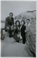 Fotografia de Maria Natália e Maria Madalena, filhas de Américo Tomás, com familiares e amigos na Praia de Santa Cruz, em Torres Vedras