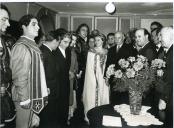 Fotografia de Américo Tomás, acompanhado por Social José João Gonçalves de Proença e pelo elenco da ópera Otello, no Coliseu dos Recreios