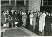 Fotografia de Américo Tomás, acompanhado por Gertrudes Rodrigues Tomás, por António Augusto Peixoto Correia, César Moreira Batista e restante comitiva que participou na visita de estado efetuada a Moçambique, por ocasião de um almoço oferecido no Palácio de Belém