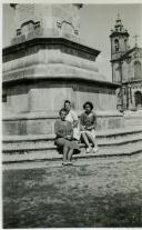 Fotografia de Gertrudes Tomás, mulher de Américo Tomás, com as filhas Maria Natália e Maria Madalena, à entrada do Santuário de Nossa Senhora da Conceição do Monte do Sameiro, em Braga, por ocasião da sua visita ao norte de Portugal