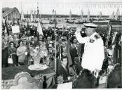 Fotografia doe Américo Tomás saudando a população, por ocasião da vista oficial efetuada à Murtosa