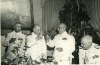 Fotografia de Américo Tomás brindando durante um almoço oferecido em sua honra por ocasião da sua visita oficial ao Centro de Instrução Almirante Wandenkolk (C.I.A.W.)