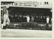 Fotografia de Américo Tomás, em Lisboa, assistindo a um desfile da Legião Portuguesa