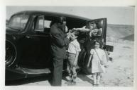 Fotografia de familiares e amigos de Américo Tomás, durante um passeio à Praia do Magoito, em Sintra