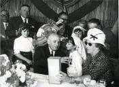 Fotografia de Américo Tomás, acompanhado por Gertrudes Rodrigues Tomás, durante um almoço depois da inauguração da Feira de Santarém