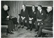Fotografia de Américo Tomás no Palácio de Belém, recebendo em audiência representantes do Banco Pinto e Sotto Mayor