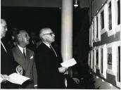 Fotografia de Américo Tomás presidindo à inauguração do III Salão Fotográfico do Grupo Desportivo da Rádio Marconi